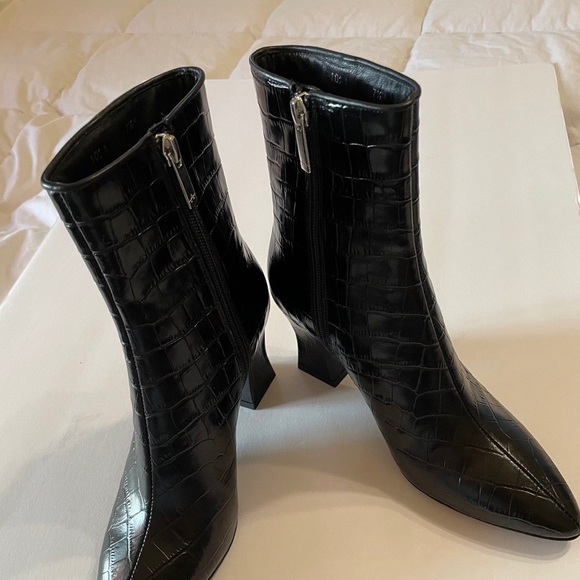 Aquatalia Claina Embossed Crocodile Shoes - Picture 2 of 3